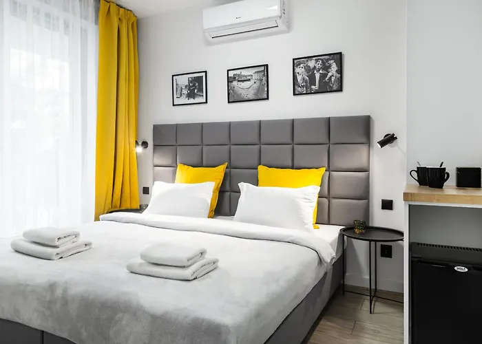 HOUSEHOST : Miodowa 42/8a Street